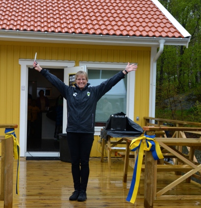En glad Ulrika Henningsson från RSF förklarar klubbstugan invigd. (Tack Mikaela Åberg för fotot!)